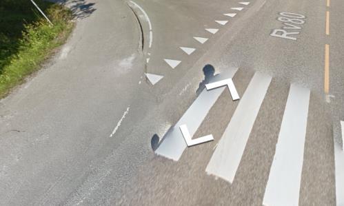 Google Street View, tidlig fortausavslutning og gangfelt i konflikt med vikelinje.