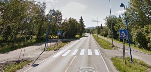 2 Gangfelt nord for Møllnveien Google streetview viser intensivbelysning av gangfeltet, og det ser relativt ryddig og greitt ut.