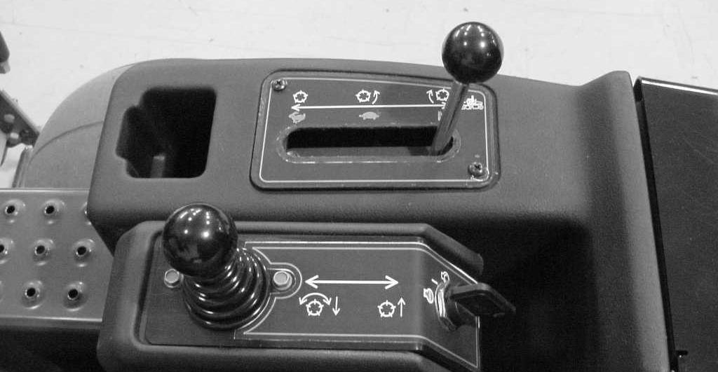 Timeteller Timetelleren (på det venste kontrollpanelet) viser hvor mange timer motoren har vært i drift. Den virker så snart nøkkelbryteren vris til på-stillingen.