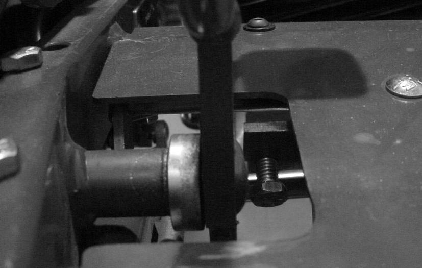 Justere klippehastigheten Maskinen justeres på fabrikken, men hastigheten kan varieres etter behov.. Løsne låsemutteren på pedallåsens hodeskrue (fig. 53).. Pedallåsens hodeskrue Figur 53.