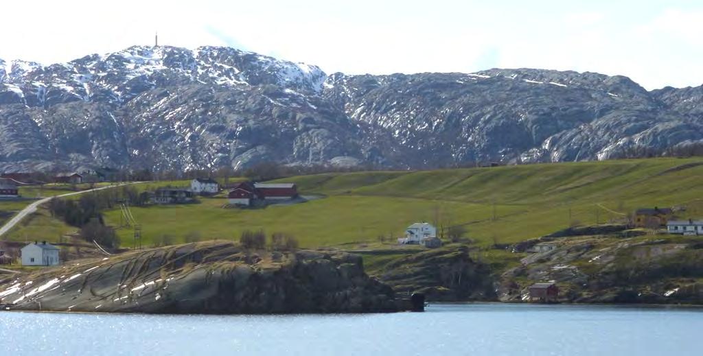 igur 39. Bloe fjell er vanlig flere seder langs srandsonen av Sundøya; her blan anne vis ved ydelige rundsva (hvalskrofjell).