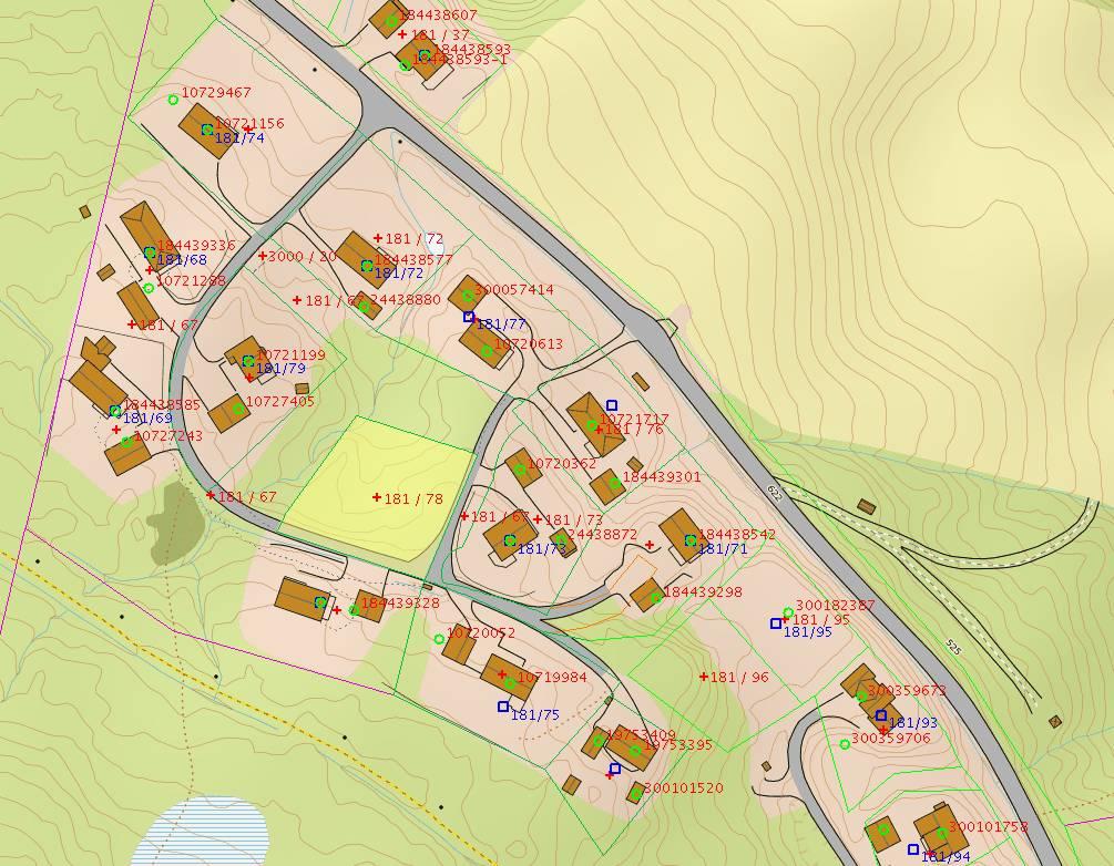 Dagens situasjon/ beskrivelse av tiltaket: Per i dag er den omsøkte tomten den eneste ubebygde tomten som omfattes av reguleringsplanen det søkes dispensasjon fra.