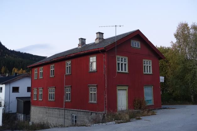 Hjørnet, Eiklesvegen 40, Gol stasjon, Gol kommune: Dette er en forretningsgård fra begynnelsen av 1900-tallet i det tidlige sentrumsmiljøet ved Gol stasjon.