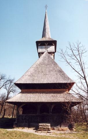 Unic în lume este Cimitirul Vesel din satul Săpânţa. Cimitirul are peste 800 de cruci.