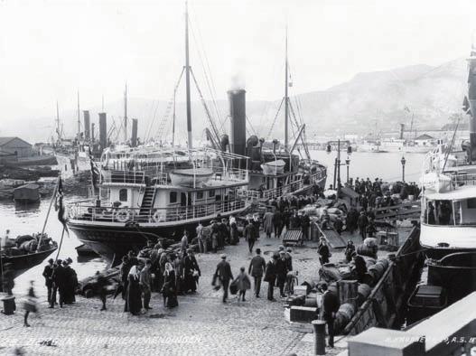 Fra Bergen havn. Foto: Postmuseet Derfor var målet å finne fram til en fyrlykt som kunne brenne både økonomisk, sikkert og godt, med et minimum av tilsyn og bemanning.