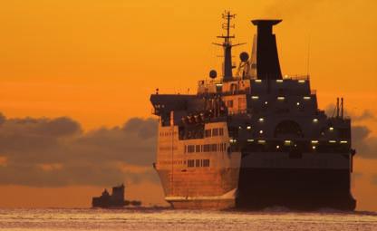 Både topografien og klimaet gjør at det er de kystnære områdene som er mest egnet for bosetting, og utnyttelsen av havets ressurser og bruken av sjøen som transportåre har vært en forutsetning for