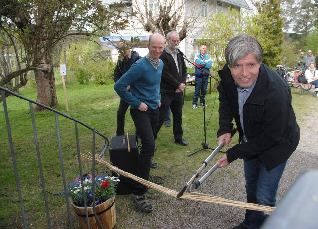 Byråd for Miljø- og samferdsel Ola Elvestuen klipper snoren, dvs. takrør fra Østensjøvannet. Audun Brekke Skrindo og Amund Kveim til venstre. Foto: Eirik Wærner.