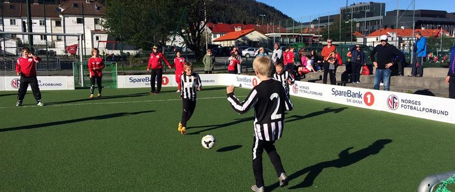 Det er en egen barneklasse funksjonsnedsettelse og som ønsker et tilpasset tilbud sammen med barn i samme alder i Bergen Vest. hverandre på turneringsdager.