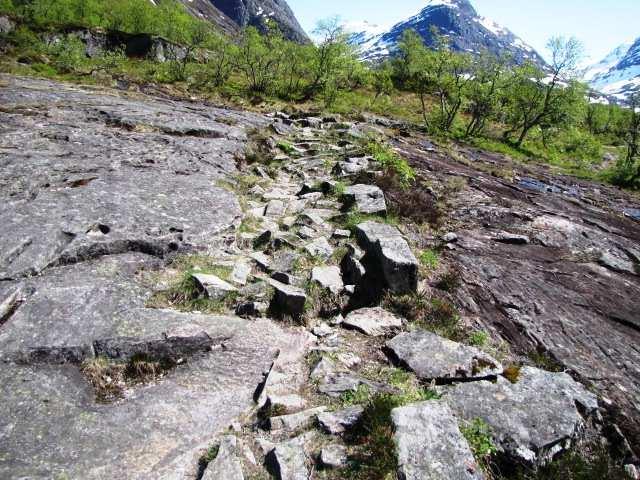 Vidare innover kjem ein til først til Langesvodene, deretter Sleipesvodene. Før og forbi denne strekninga på til saman 86 meter har stein som er lagt til sige ut og flytt på seg.