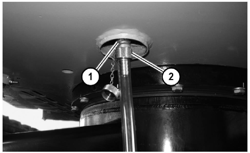 SNBU8745 137 Vedlikeholdstips Hydraulikksystem - skift olje Merk: Se Betjenings- og vedlikeholdshåndbokgenerell sikkerhetsinformasjon for informasjon om oppsamling av væskesøl. 3.