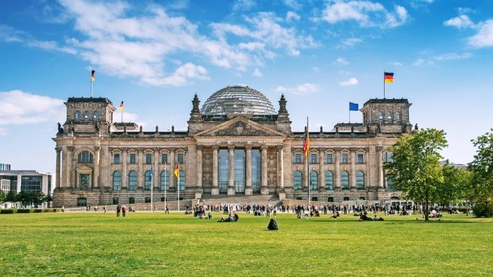 Riksdagen Brandenburger Tor (6.3 km) Brandenburger Tor er den mest imponerende og den siste bevarte byporten i Berlin.