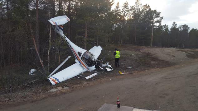 Granskningsrapport etter havari med -8- Bilde 1: Oversikt over området Rett før flyet nådde bakken, traff venstre ving et tre og endte i skogkanten ved E8. Flyet fikk store skader (se bilde 2.