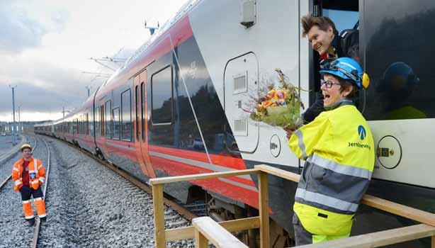 3 Faseomlegginger på både veg og bane Jernbanedirektør Elisabeth Enger gir blomster til lokfører Rune Holm på tog 311 etter at det nye sporet på Langset var tatt i bruk.