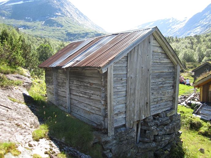 Under selet er det eit lite fjøs med båsar via ein