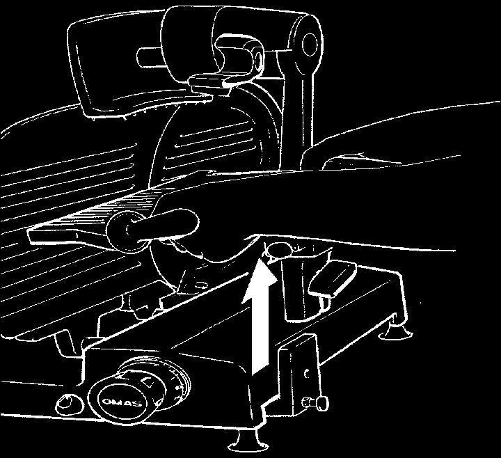 Rimosso il piatto portamerce, il piano spessimetro rimane meccanica-mente bloccato. - Le protezioni montate sul piatto portamerce evitano all operatore il contatto accidentale con la lama.