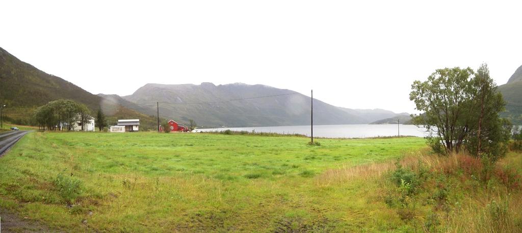 og er i stor grad tilpasset terrenget. På nordsiden er vegen lagt bak bebyggelsen, og oppleves ikke som en barriere mot fjorden.