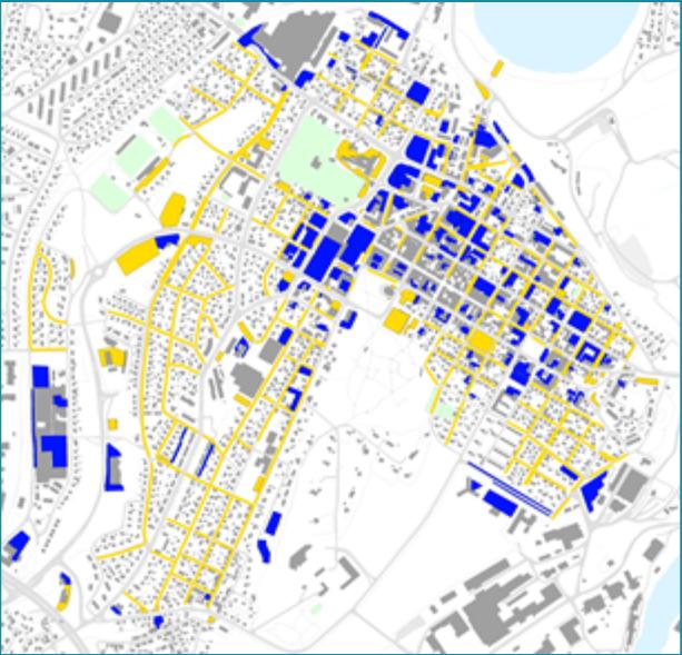 I Sarpsborg eies en stor del av de sentrale parkeringsplassene av private aktører (kart t.h.).