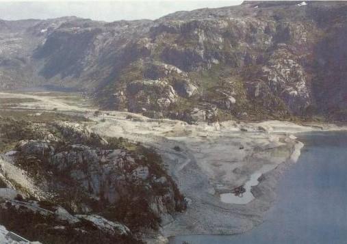 STORE GRUS-SLETTER Store mengder sand og grus som breelvene fraktet med seg, ble avsatt foran brefronten. Lå brefronten på tørt land i et flatt terreng, spredte breelvene seg ut i en stor vifte.