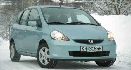 Honda Jazz FØRERMILJØ God oversikt og lettleste instrumenter. Begrenset mulighet til å sette fra seg bena på en komfortabel måte.