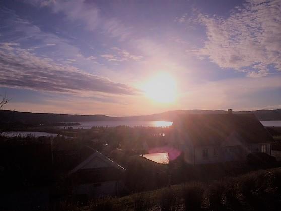 Velforeninga her har laget en flott sti med en bålplass på det høyeste punktet på Kvellohaugen. Langs stien er det satt ut benker, og 30 fuglekasser er hengt opp.