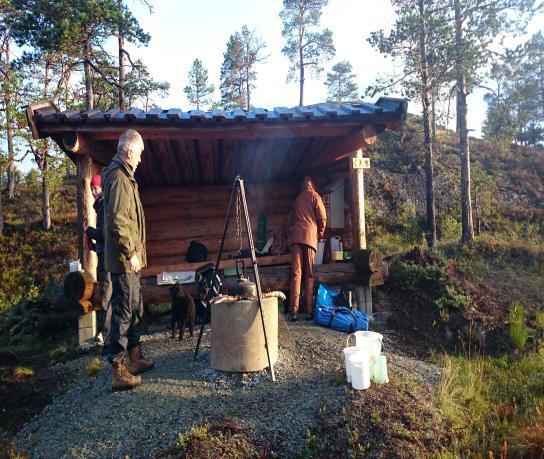 Gapahuken ligger ca 2 km fra skisenteret. Du kan gå fra Skisenteret, eller kjøre ca. 1 km innover til en kjetting-bom. Parker i grustaket.