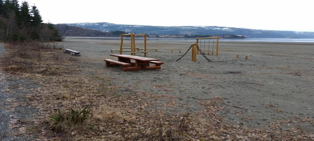 2km, og ta av mot Selbu Travbane/Årsøya. Her er det to muligheter; 1. Parker enten ved flomstein og gå mot småbåthavna, for deretter å følge stien til badestranda (strandpromenaden).