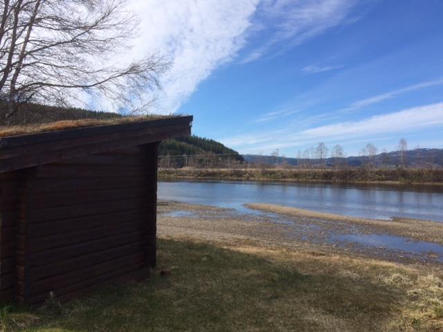 Gapahuken ligger ved bredden av Nea. Nea har sitt utspring i Sylsjøen og er 80 km lang. Den renner fra Sylsjøen og ned i Nesjøen, videre gjennom Vessingsjøen før den møter Tya i Ås i Tydal.