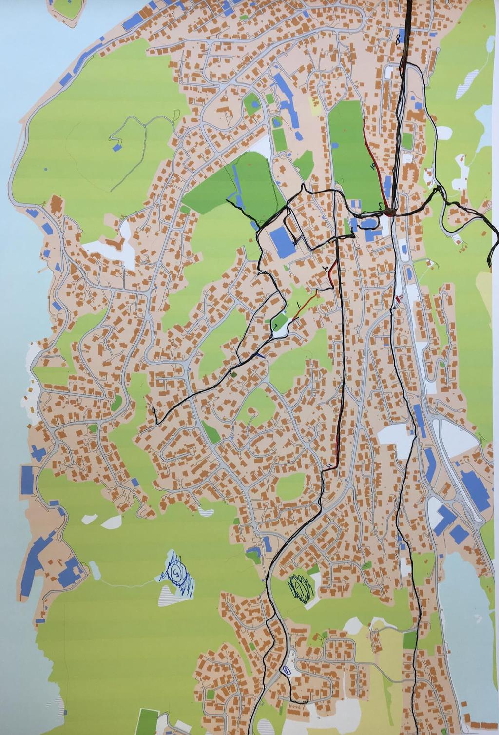 Figur 18: Barnetråkkregistrering fra 4., 7. og 9. klasse på Samfundets skole for Rundevolls-området. Veiene de har registrert er tegnet med svart tusj.