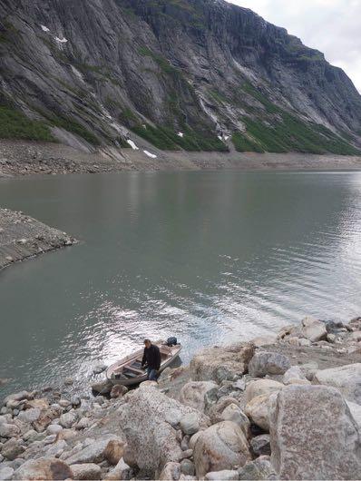 Ringedalsvatn 2011 Betydelig nedtappet Strandsonen (littoralsonen) var kraftig erodert Vannmassene hadde et høyt partikkelinnhold