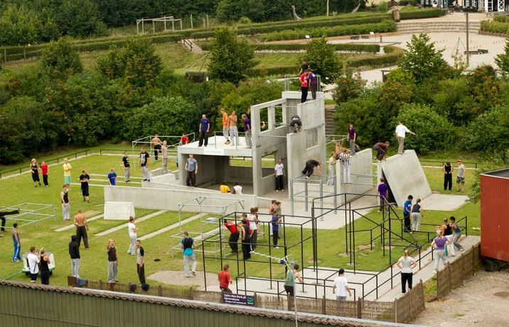 kontorer og lignende. Eksempel på parkour-anlegg. Kilde: Maxhenryparkour.no. Boliger På et område vest for Ugla skole er det avsatt areal på til tre nye boliger.