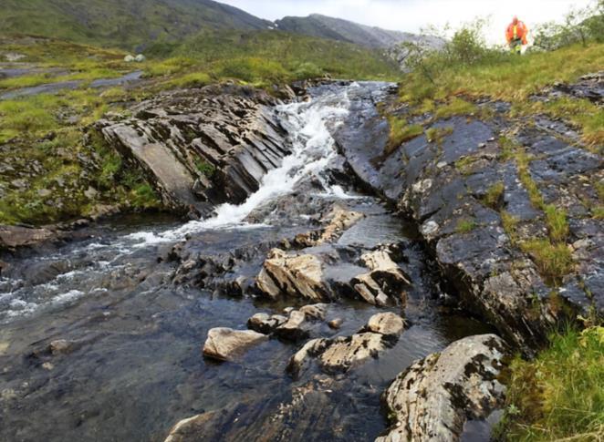 Bekken renner nederst ved innsjøen over et berg, og går deretter i en smal renne og