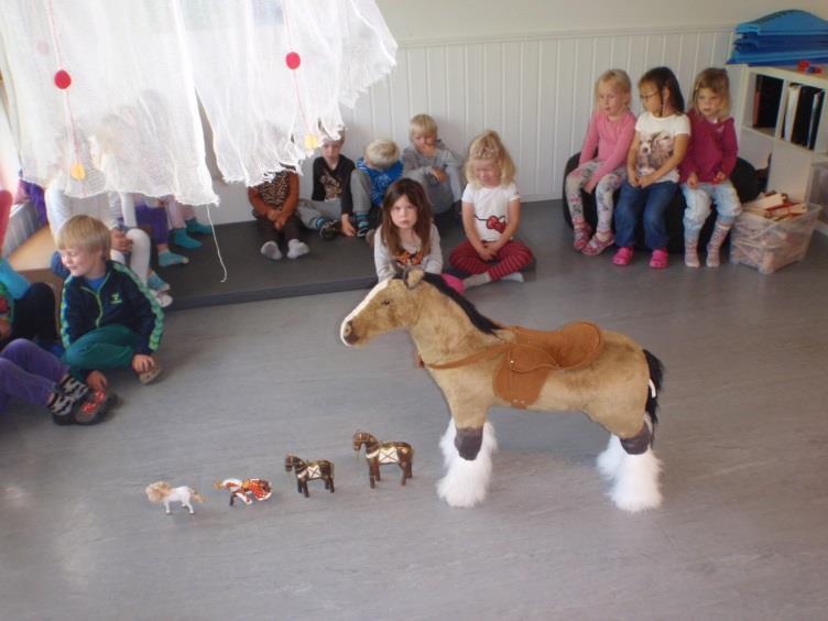 Barna fikk ta med seg en leke hest hjemmefra. Vi har laget høstbilder av hest.