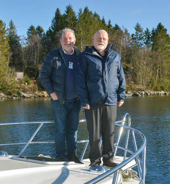 OMT Kjell Tveiten (v) og Svein Einestrand bruker mye av fritiden i NOFs pensjonistutvalg. Her er de i om bord på Tveitens båt like ved Haakonsvern.