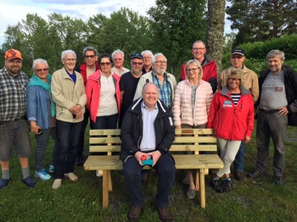 Kommunen har naturlig tre sentra, Ytre Enebakk, Kirkebygda (kommunesenteret) og Flateby lengst nord. Den første benken ble satt ut i Ytre Enebakk, ved Mari kirke.