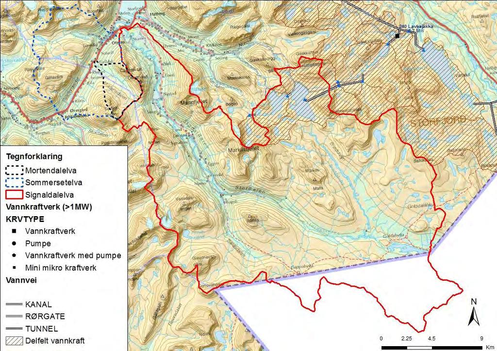 Figur 2. Nedbørfeltene til Signaldalselva (rødt), Sommarsetelva (blå stripet) og Mortendalselva (sort stripet). Tabell 1. Feltkarakteristika for Signaldalselva, Sommarsetelva og Mortendalselva.