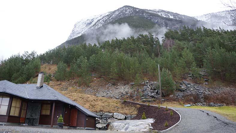 Muggeteigen vil vere visuelt synleg og eksponert mot fjorden. Ved å behalde eit vegetasjonsbelte ned mot Fv 53 og fjorden vil ein redusere eksponeringa. Sjå bilete under.