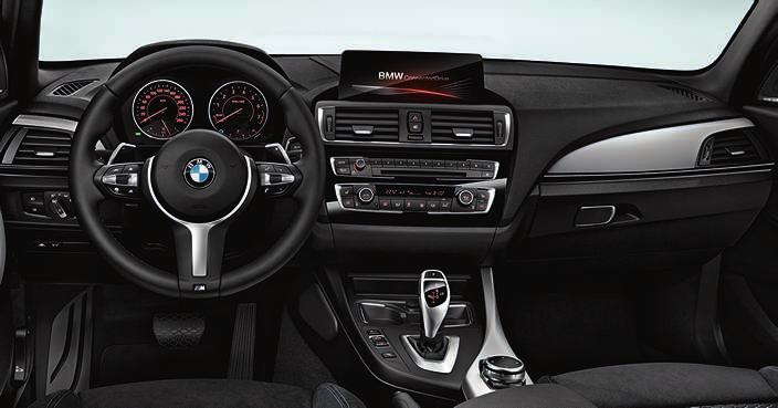 stoff/alcantara-kombinasjon med M-design Sportsseter foran i dakotaskinn Antrasittfarget BMW Individual taktrekk Instrumentpanel med røde detaljer og skalaer Interiørlister i heksagonmønstret