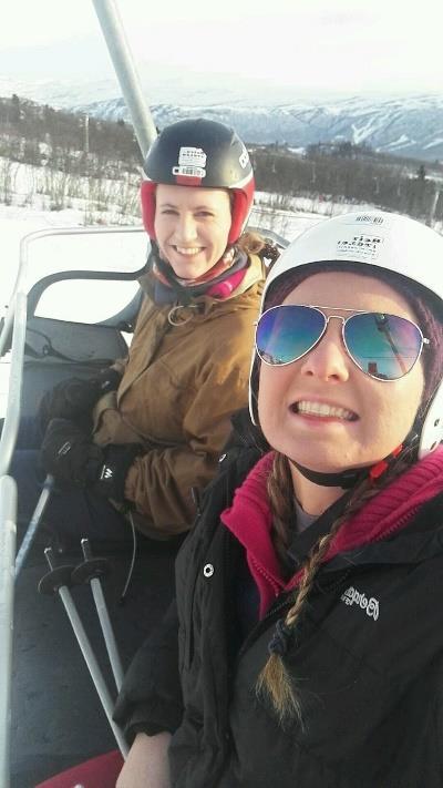 Nok en dag var gått forbi, Vi hadde ikke fått nok av ski, Så neste morgen tenkte vi, At leieskia gir oss gli!