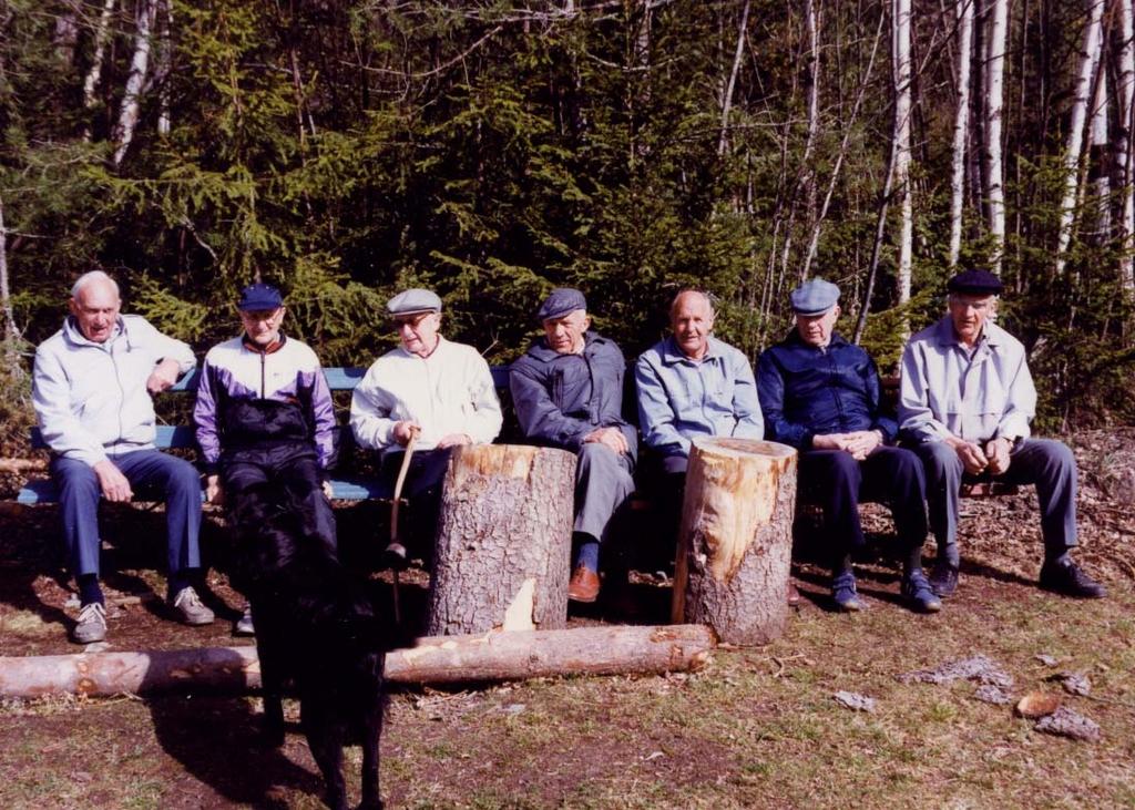 den 7. april 2006 Gamlekara på Fegri. Dette bildet er ikke så gammelt, men viser gamlekara på Fegri på Tyristrand. Disse møttes kl 10 om formiddagen og gikk samlet tur opp i Klavåsen.