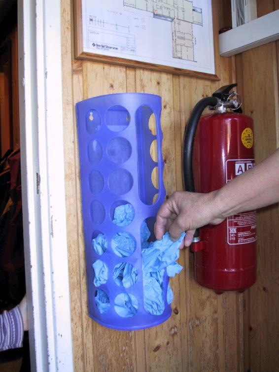 Illustr: Kjell Aas Dispenser til skohetter bør henge lett tilgjengelig ved ytterdør.