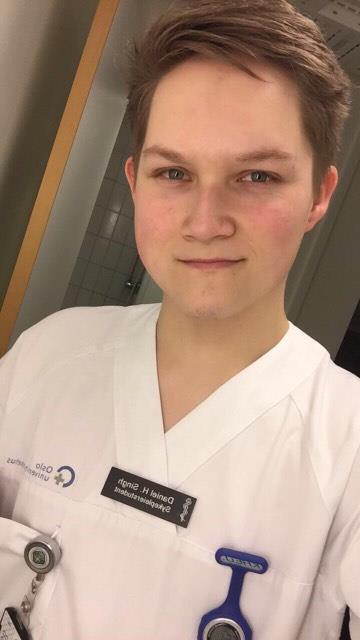 Navn: Daniel Hunstad Singh Alder: 21 Studiested: Høgskolen i Oslo og Akershus, campus Pilestredet Hei alle sammen! Jeg heter Daniel og æ e sykepleier.