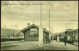 Gutt foran med grisehode på fat, gutt med grøtbolle og bakerst jente med tallerkner. Stpl. Lillestrøm 1934. Kv. 1-2. 4148 2 DAMSLETH. Juletradisjoner. Damsleth 232.