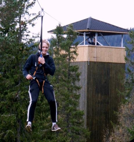 Blant annet «samhandlingsløype» med fokus på samarbeid, økt selvtillit, fysiske utfordringer og å ha det moro! Innimellom alt dette blir det også tid til litt fritid. Hvordan skal vi bo?