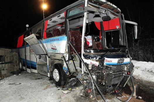 Håndballspillere i alvorlig ulykke En buss fra Alta med håndballspillere på vei til Tromsø var i dag involvert i en alvorlig ulykke i Lavangsdalen med minst fem