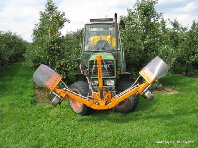 Det er difor interessant å tenkje mekanisk ugrasbekjemping også innanfor konvensjonell fruktproduksjon. Det er i dag vanleg å etablere fruktfelt med svart jord kring trea.