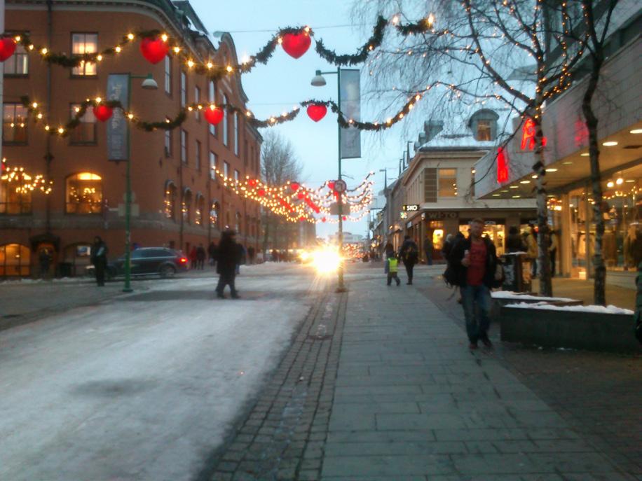 Alle fortau og gangsoner i sentrum skal være oppvarmet for å forenkle vinterdriften I Tromsø sentrum er alle gater definert som en del av hovednettet for gåing Det betyr at for alle tiltak i Tromsø