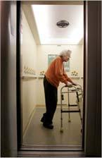 det. FOREKOMST AV FALL Hjemmeboende eldre: Over 6 år: ca. 30 % faller minst en gang hvert år, Over 80 år: ca.