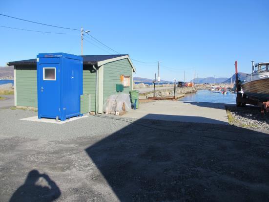 Toalettcontaineren er i sin heilheit plassert på kommunal grunn (gbnr. 21/28) og opptek eit areal på 2,35x2,1 m² (om lag 5 m²).
