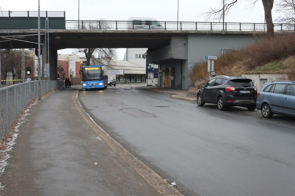 jernbaneovergangen) til Dronningens gate.