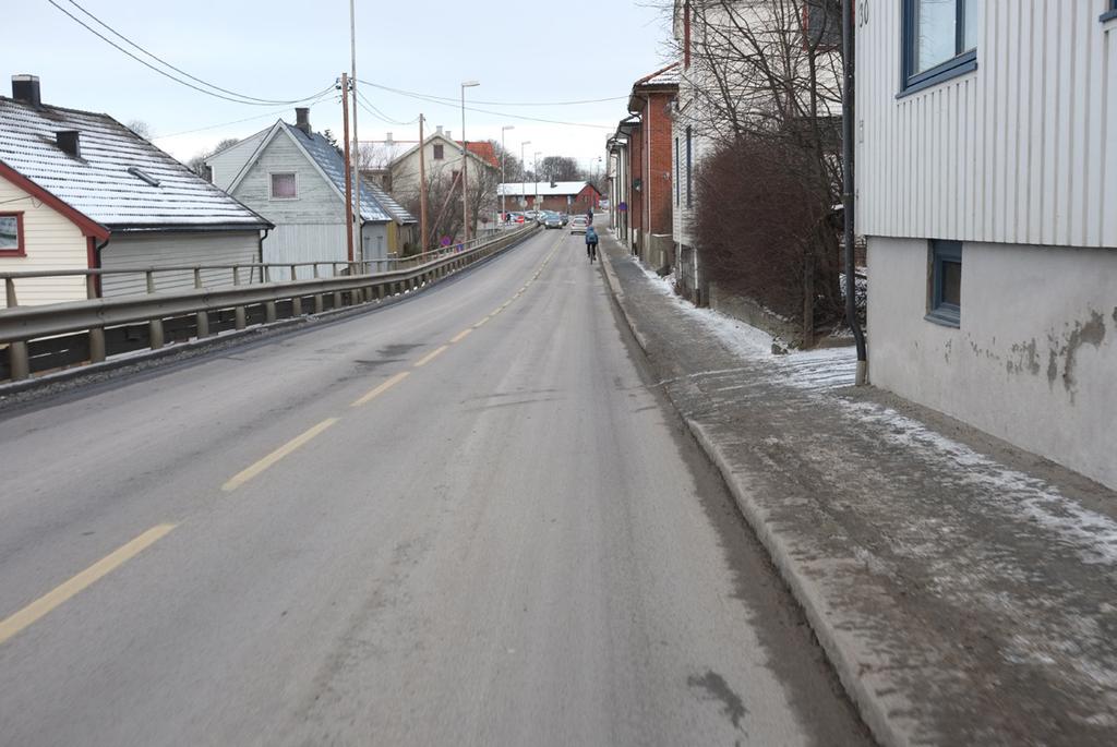 A I nedre del av Fjordveien (nærmest sentrum) er det et smalt fortau på østsiden av veien, og en nedsenket